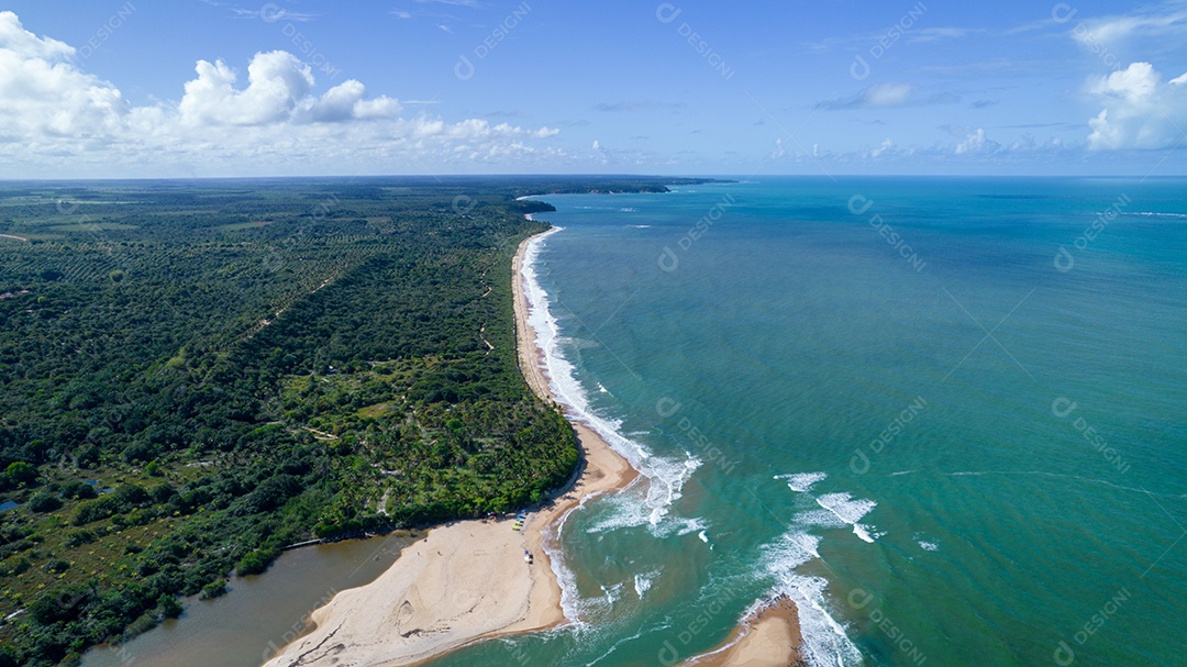 Vista aérea da praia de Caraiva, Porto Seguro, Bahia, Brasil. Barracas de praia coloridas, mar e rio.
