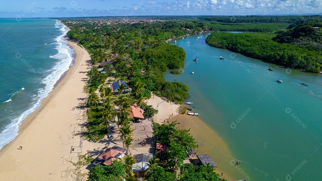 Vista aérea da praia de Caraiva, Porto Seguro, Bahia, Brasil. Barracas de praia coloridas, mar e rio.
