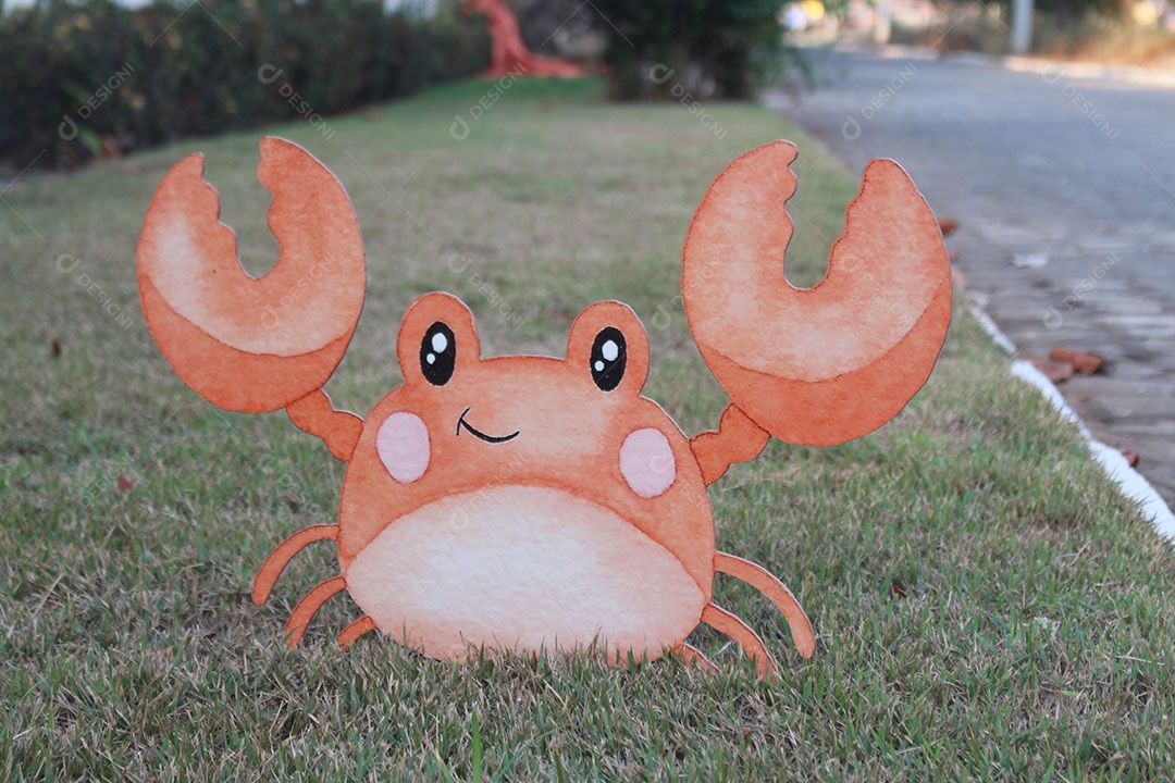 Imagem de caranguejo sobre grama