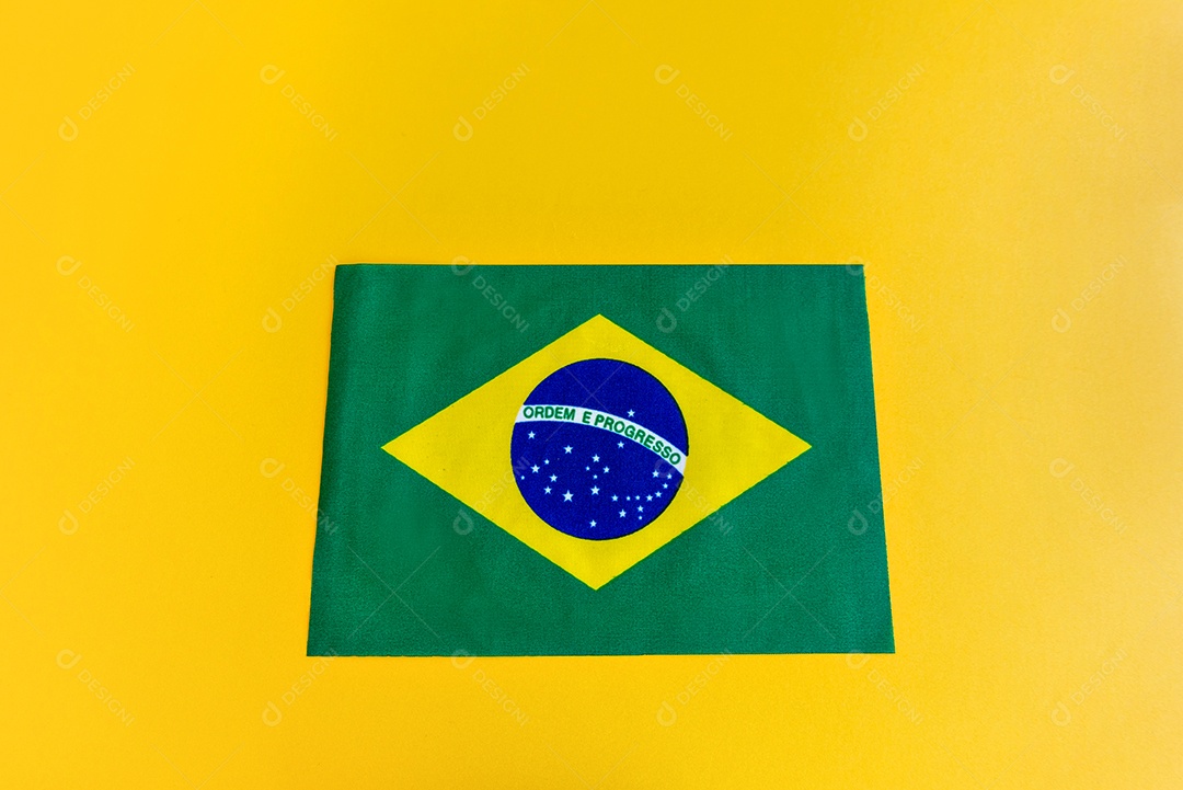 bandeira brasileira em fundo amarelo