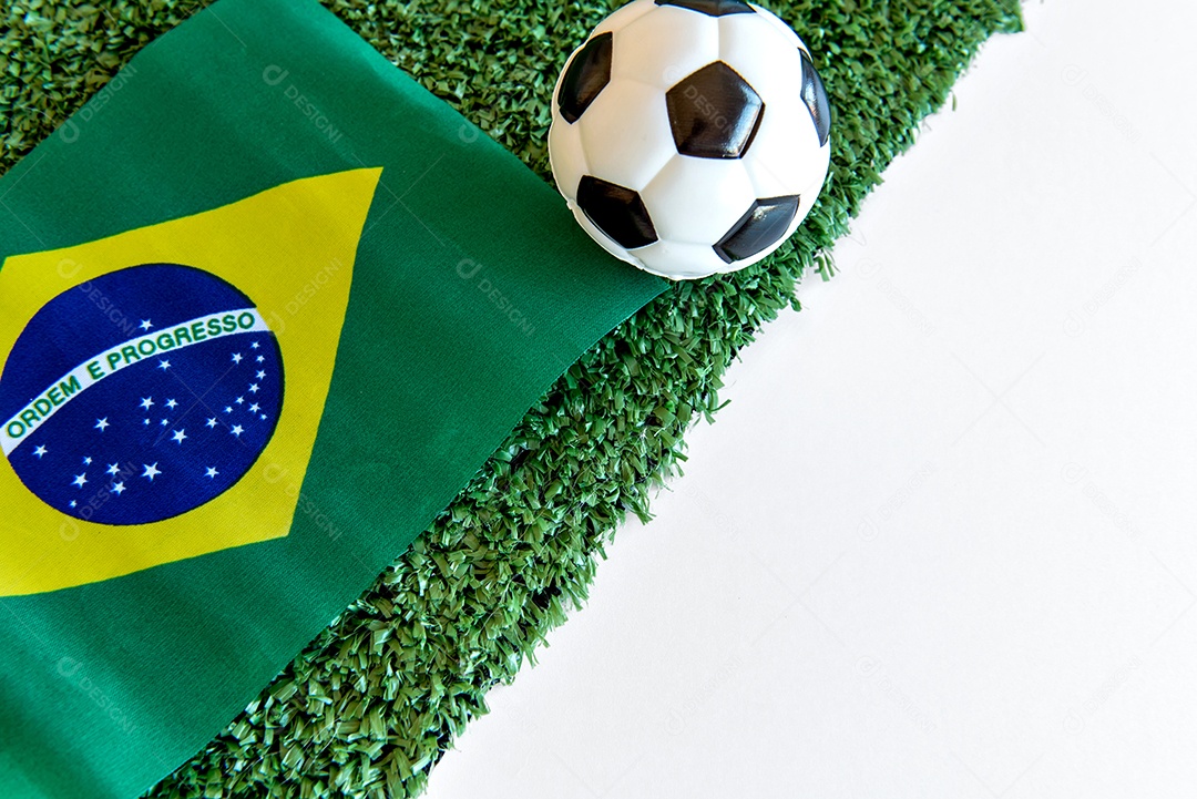 bola de futebol e bandeira brasileira em fundo branco