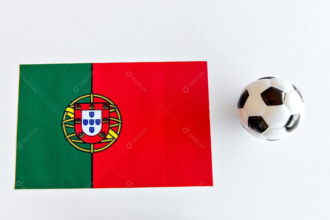 Bola de futebol e bandeira portuguesa no fundo branco