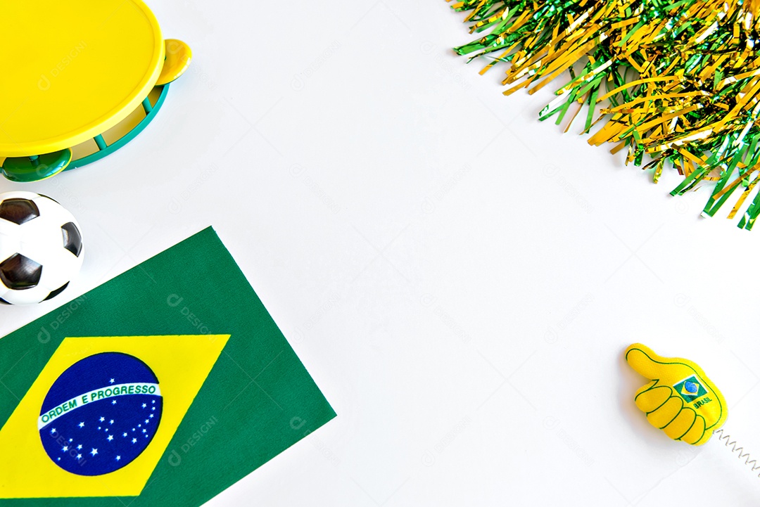 bola de futebol e bandeira brasileira em fundo branco