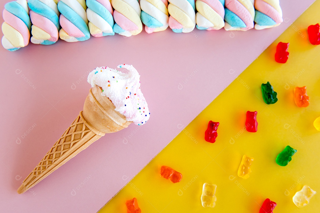 sorvete seco, marshmallows e doces em rosa e amarelo