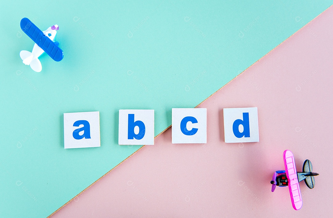 brinquedos de avião de plástico e letras do alfabeto em verde e rosa