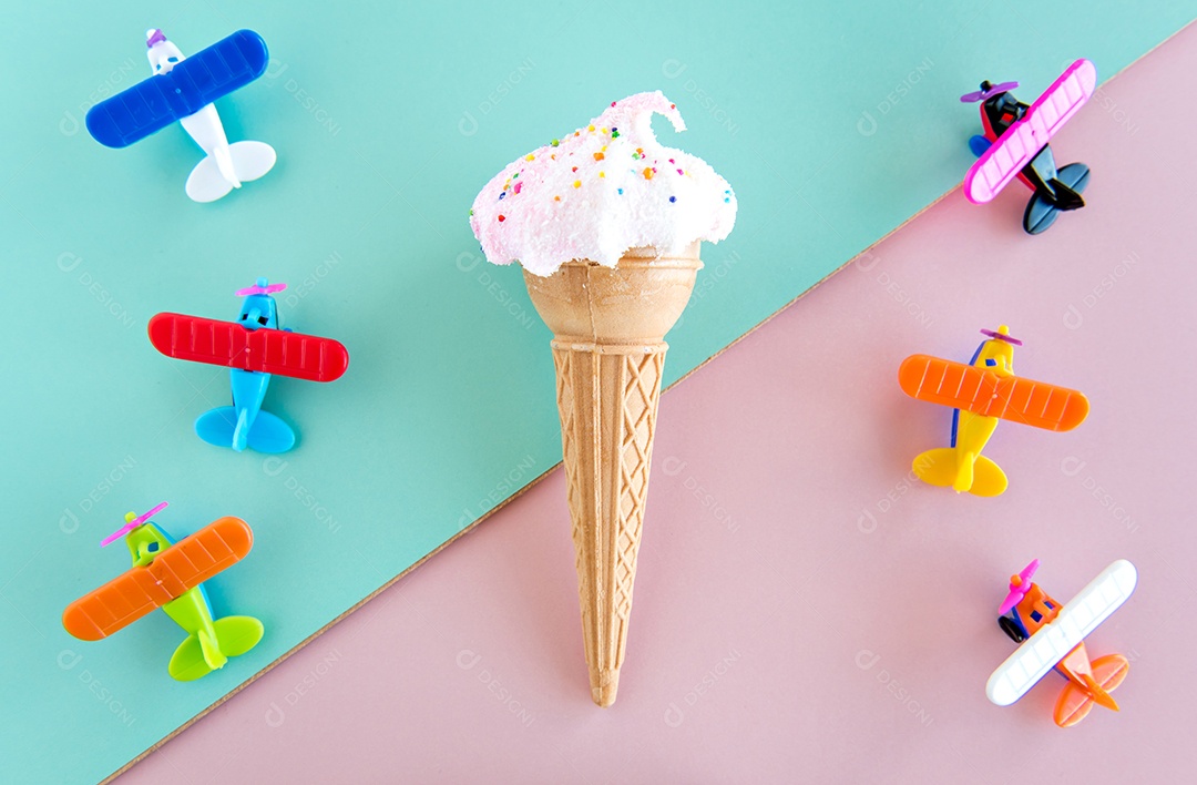 brinquedos de avião de plástico e sorvete seco em fundo verde e rosa