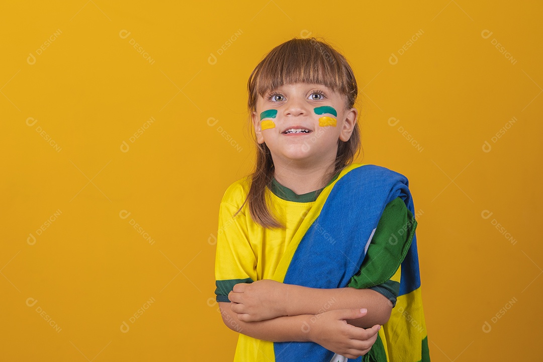 Menina loira de olhos claros vestida com camiseta do Brasil, Torcedora brasileira