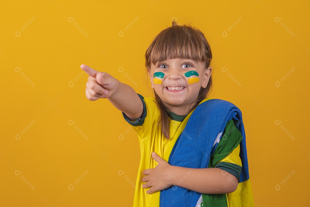 Menina loira de olhos claros vestida com camiseta do Brasil, Torcedora brasileira