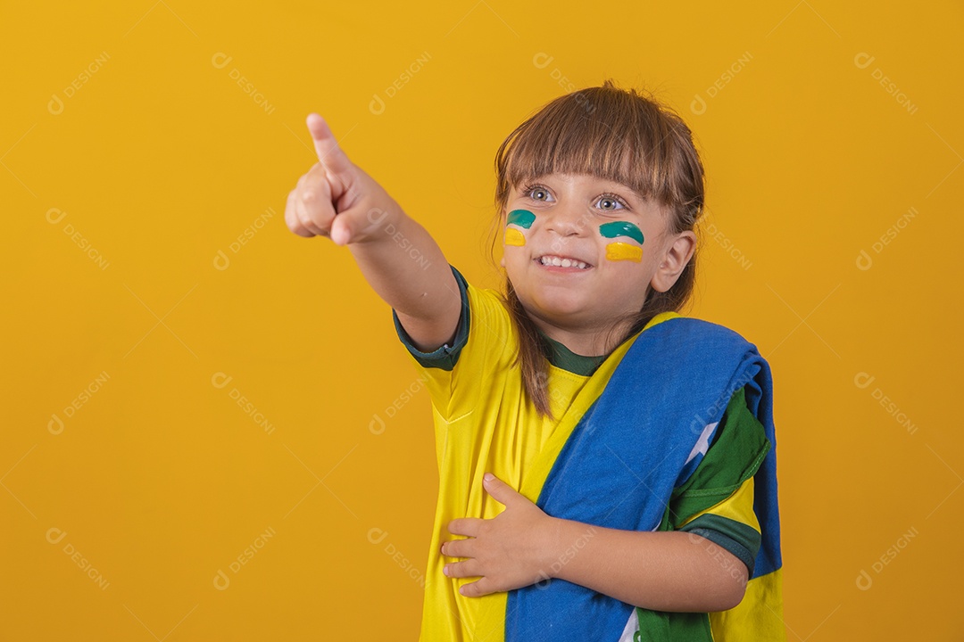 Menina loira de olhos claros vestida com camiseta do Brasil, Torcedora brasileira