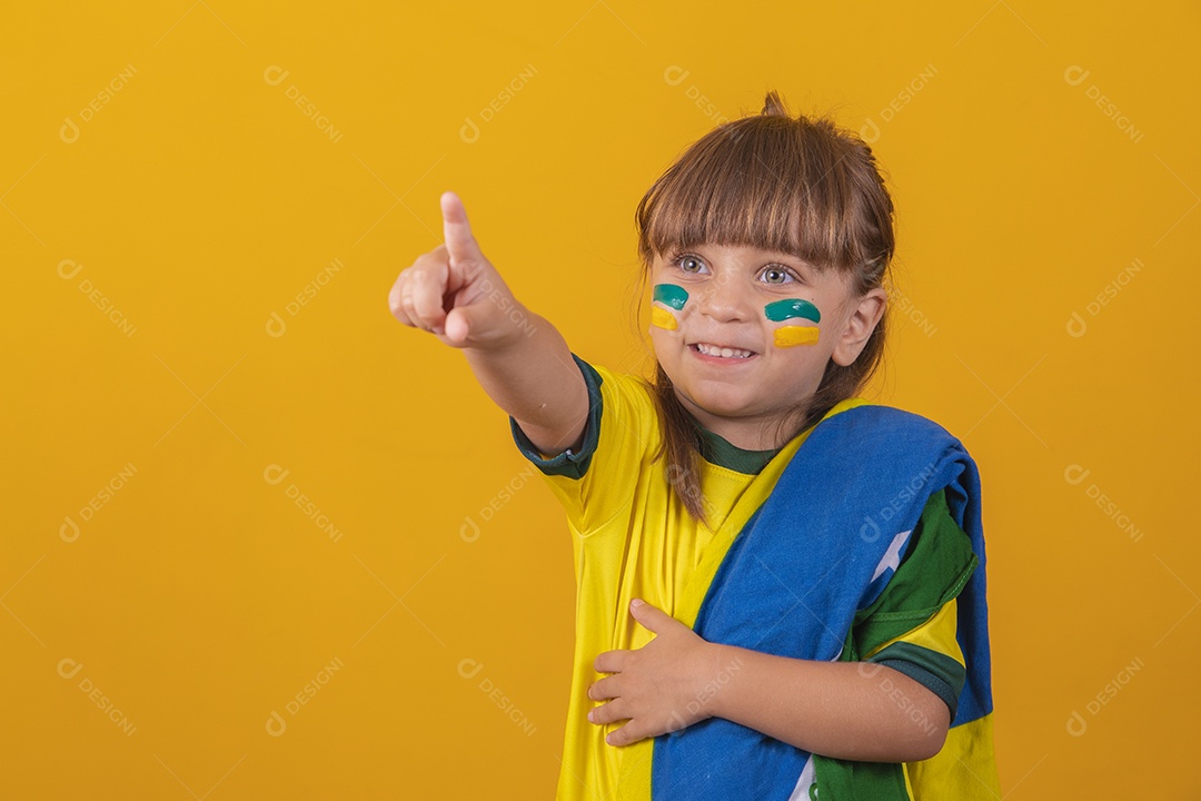 Menina loira de olhos claros vestida com camiseta do Brasil, Torcedora brasileira