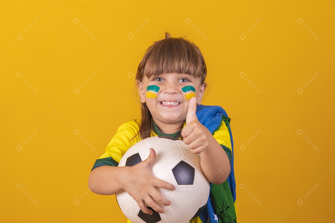 Menina loira de olhos claros vestida com camiseta do Brasil, Torcedora brasileira