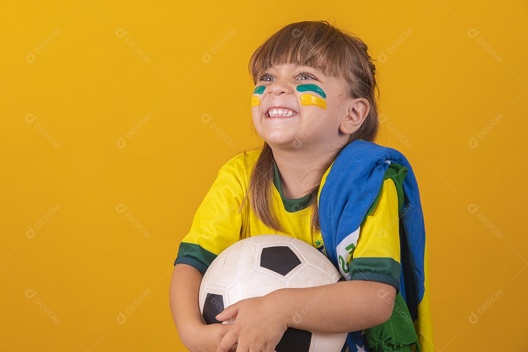 Menina loira de olhos claros vestida com camiseta do Brasil, Torcedora brasileira