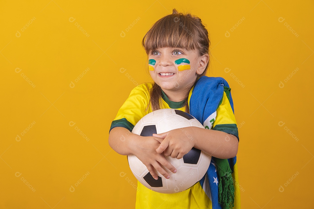 Menina loira de olhos claros vestida com camiseta do Brasil, Torcedora brasileira
