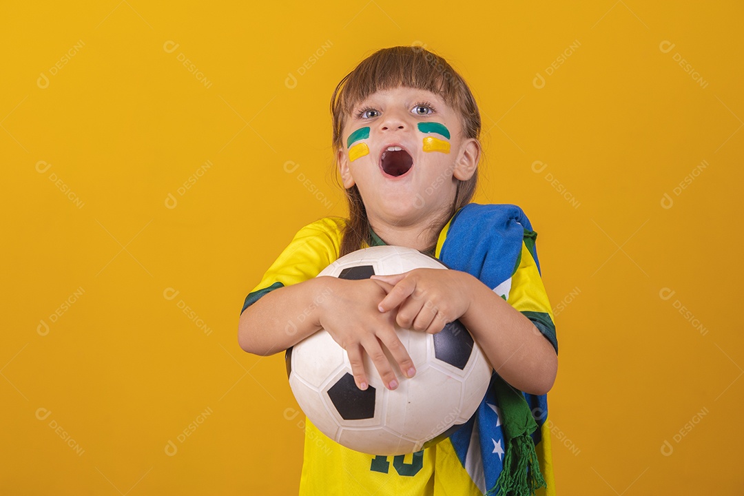 Menina loira de olhos claros vestida com camiseta do Brasil, Torcedora brasileira