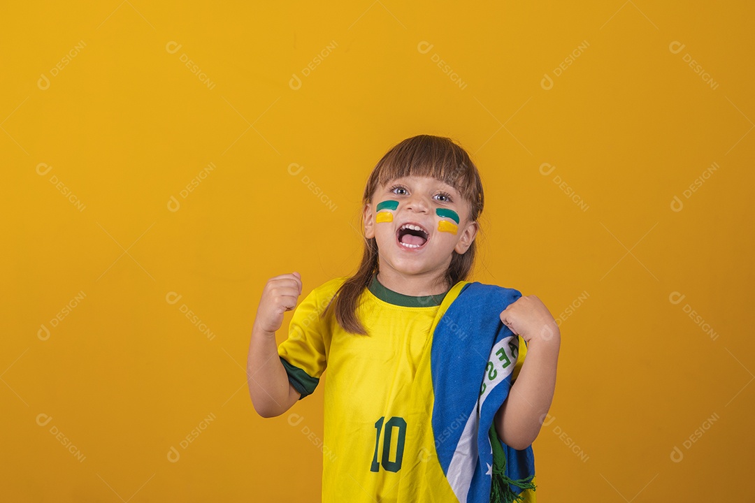 Menina loira de olhos claros vestida com camiseta do Brasil, Torcedora brasileira