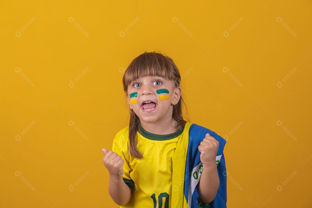 Menina loira de olhos claros vestida com camiseta do Brasil, Torcedora brasileira