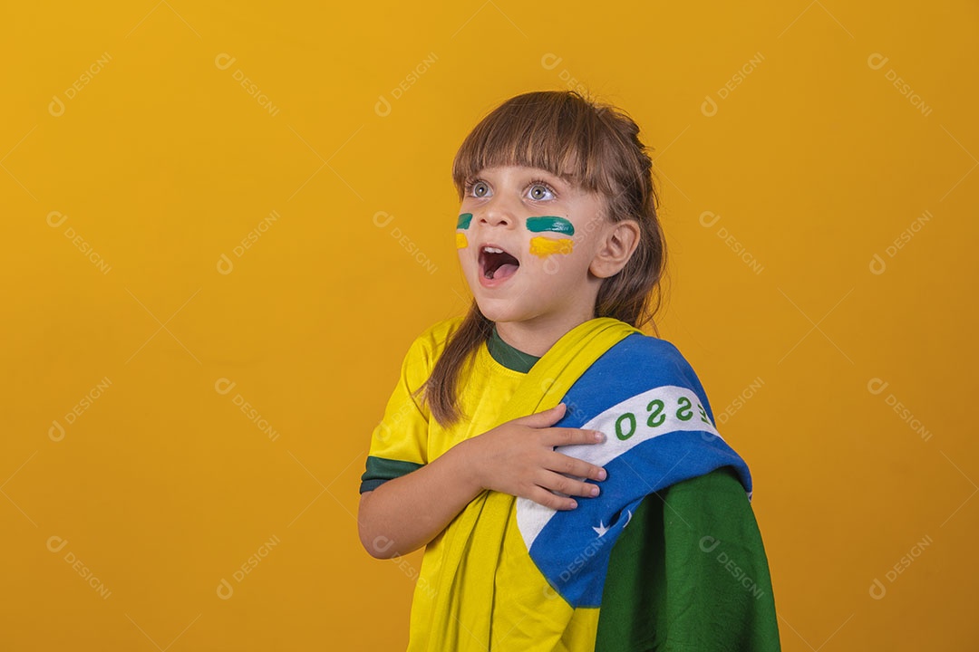 Menina loira de olhos claros vestida com camiseta do Brasil, Torcedora brasileira