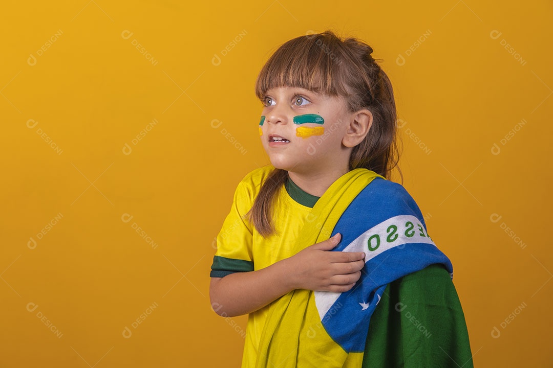 Menina loira de olhos claros vestida com camiseta do Brasil, Torcedora brasileira