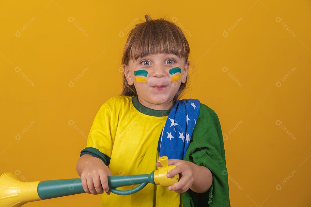 Menina loira de olhos claros vestida com camiseta do Brasil, Torcedora brasileira