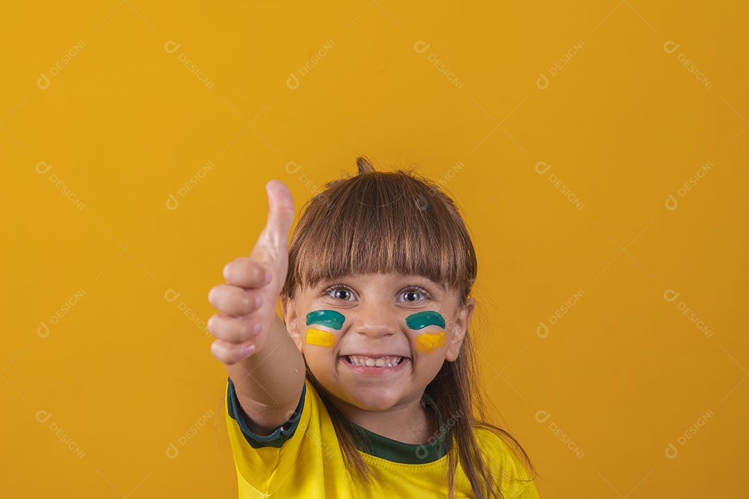 Menina loira de olhos claros vestida com camiseta do Brasil, Torcedora brasileira