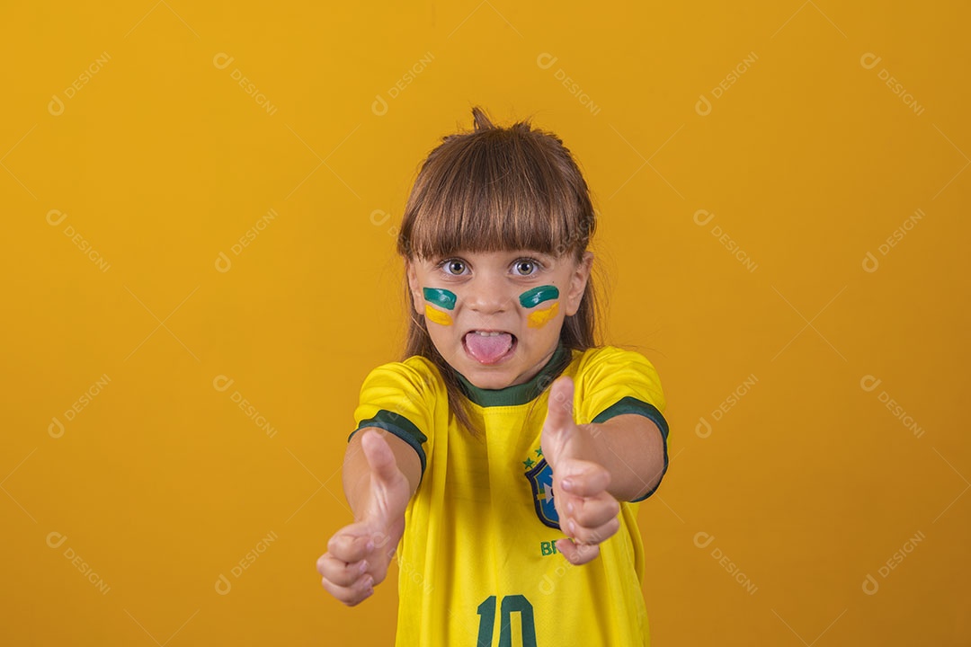 Menina loira de olhos claros vestida com camiseta do Brasil, Torcedora brasileira
