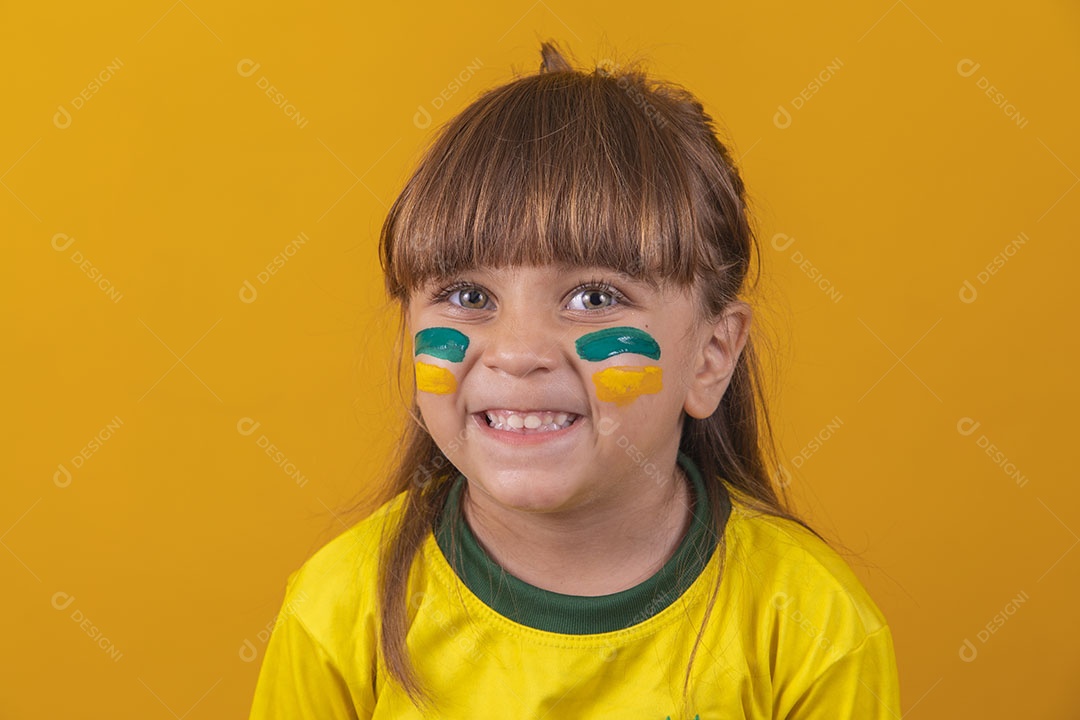 Menina loira de olhos claros vestida com camiseta do Brasil, Torcedora brasileira