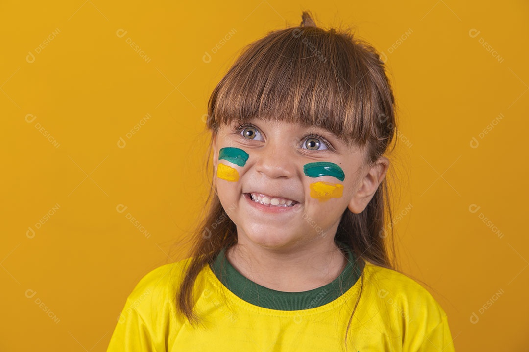 Menina loira de olhos claros vestida com camiseta do Brasil, Torcedora brasileira