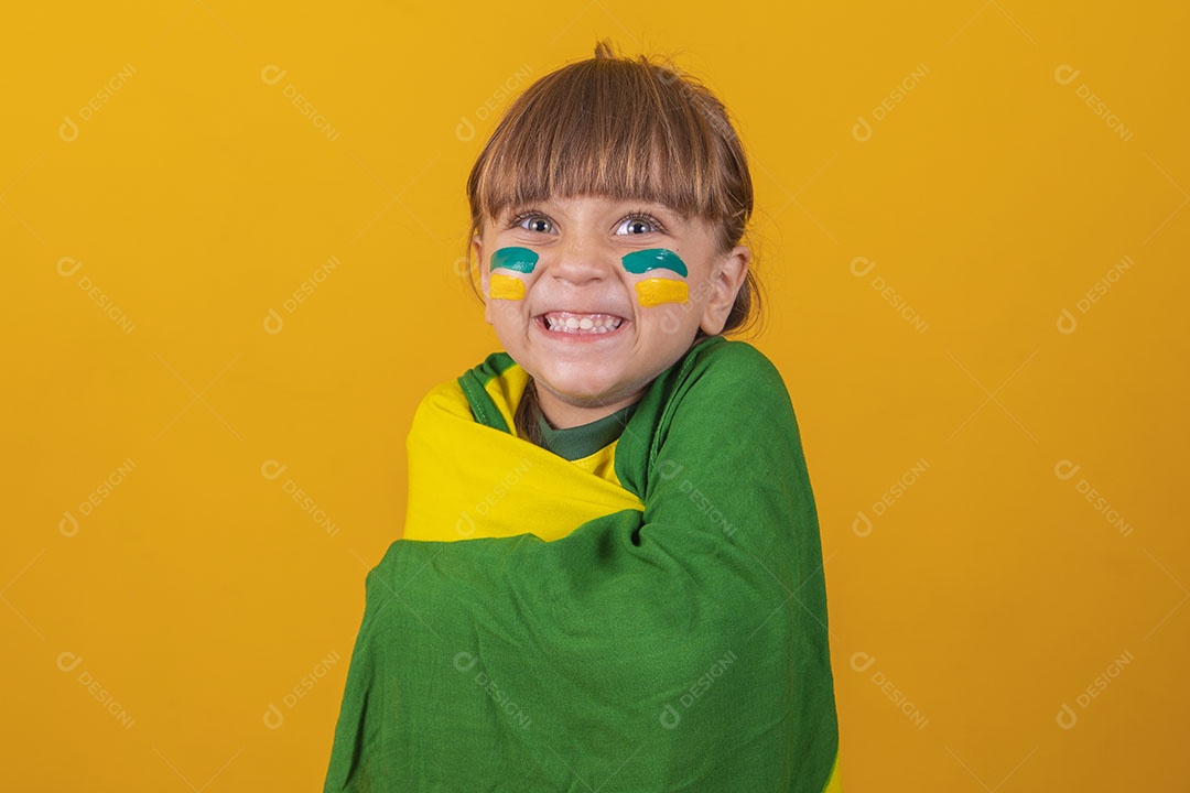 Menina loira de olhos claros vestida com camiseta do Brasil, Torcedora brasileira
