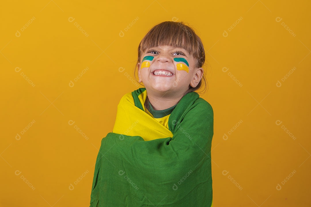 Menina loira de olhos claros vestida com camiseta do Brasil, Torcedora brasileira