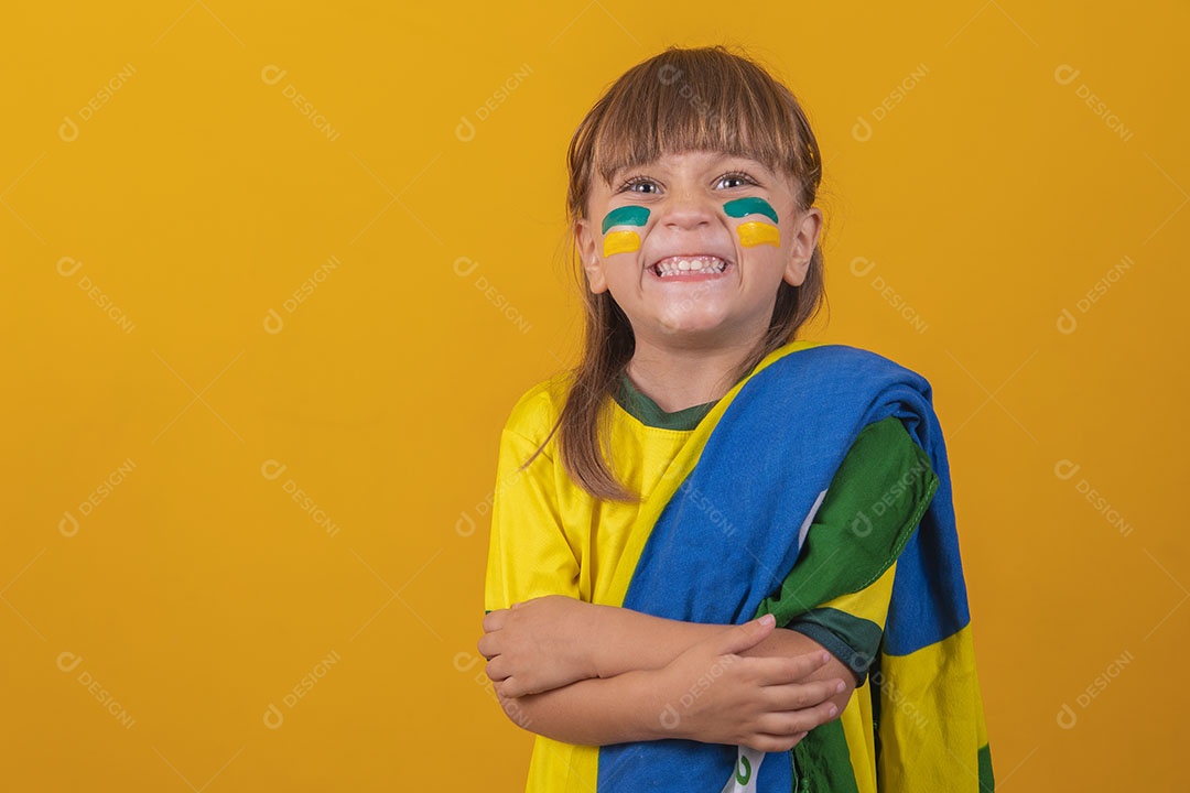 Menina loira de olhos claros vestida com camiseta do Brasil, Torcedora brasileira