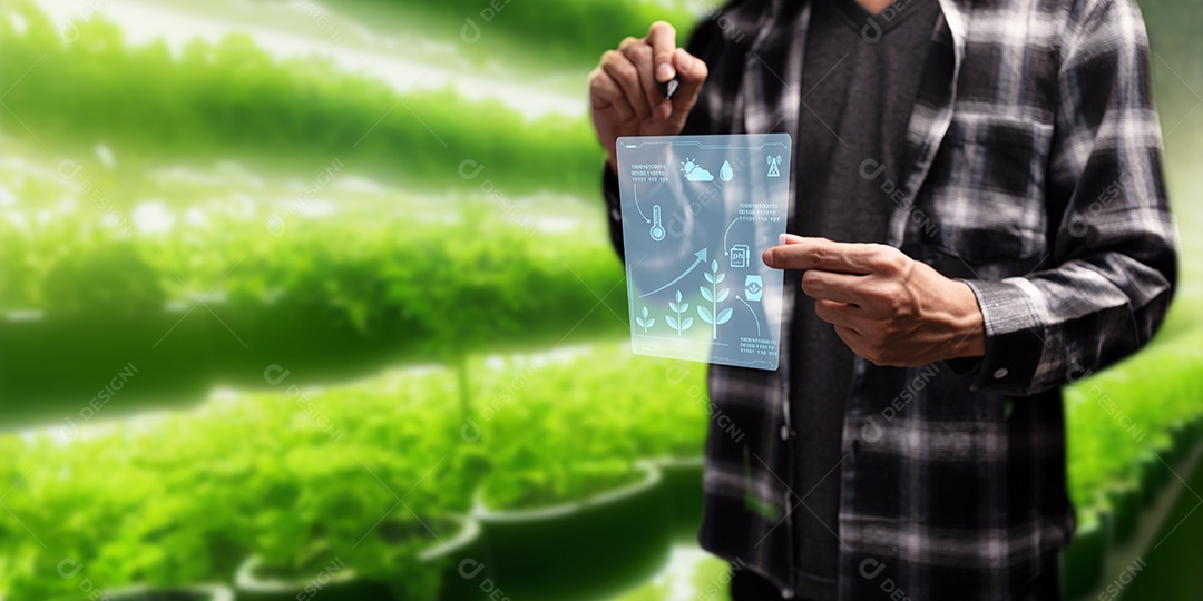 Fazenda inteligente moderna, controlada por tecnologia Os agricultores