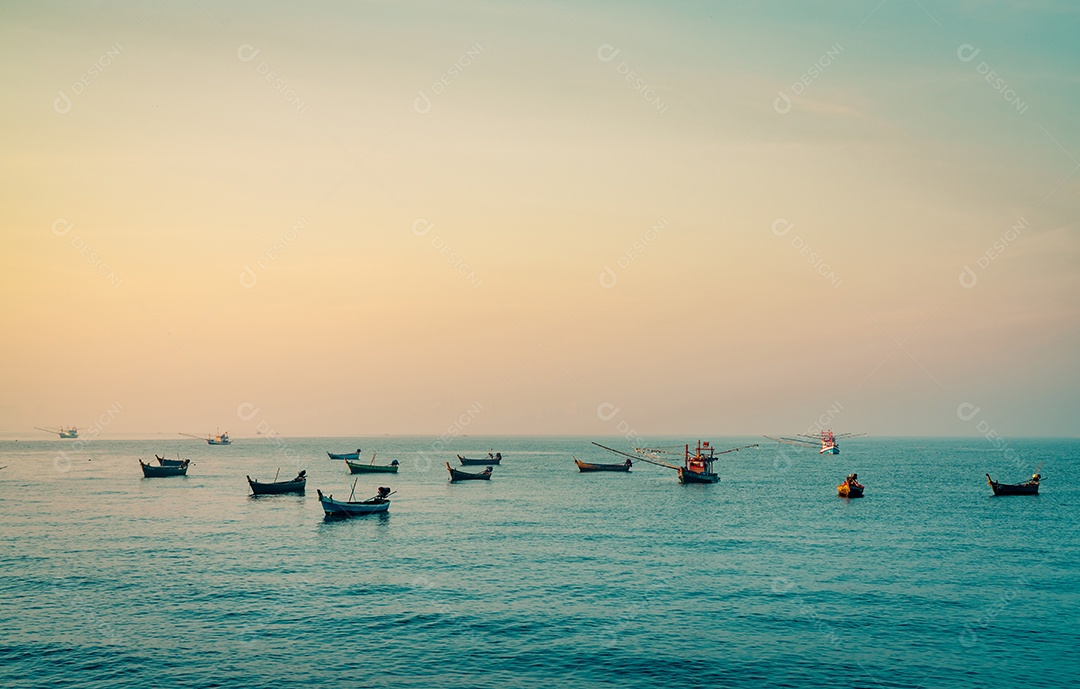 Barco de pesca com lindo céu por do sol. Barco de pesca ancorado em Koh Kood, Tailândia, ao entardecer.