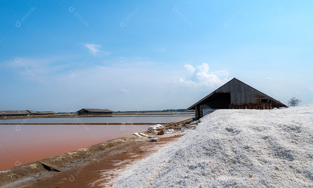 Paisagem da fazenda de salmoura com céu azul em dia ensolarado. Armazém de sal.