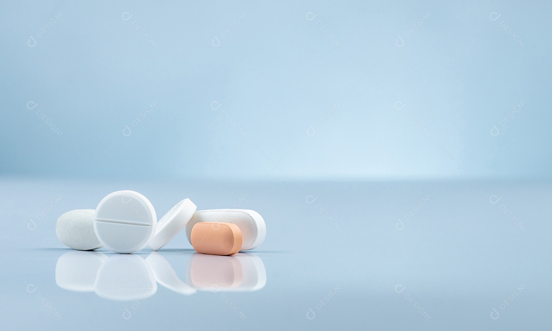 Produto de farmácia pilha de comprimidos laranja e brancos em fundo gradiente