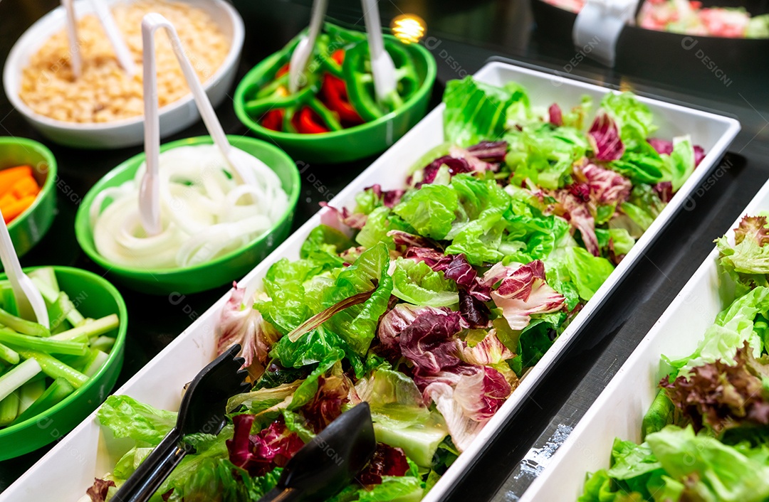 Buffet de saladas no restaurante