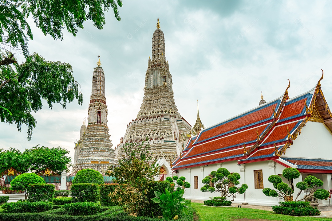 Wat Arun Ratchawararam com lindo céu azul e nuvens brancas