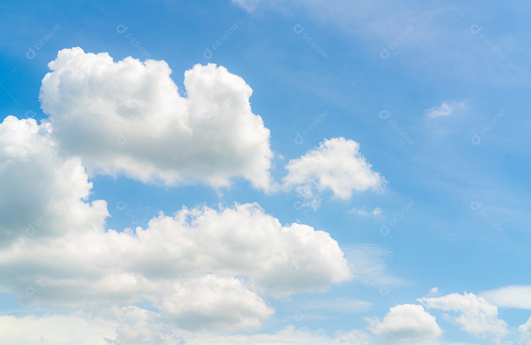 Lindo céu azul e nuvens cumulus brancas abstraem base.