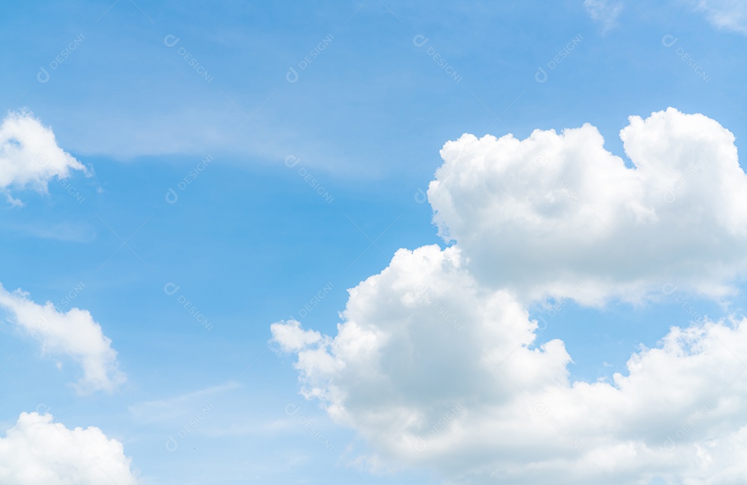 Lindo céu azul e nuvens cumulus brancas abstraem base.