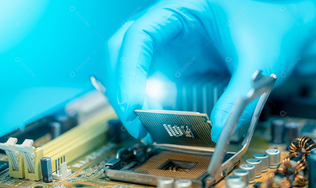 Mão de engenheiro eletrônico colocando chip de computador no soquete.