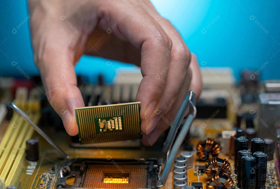 Mão de engenheiro eletrônico colocando chip de computador no soquete.