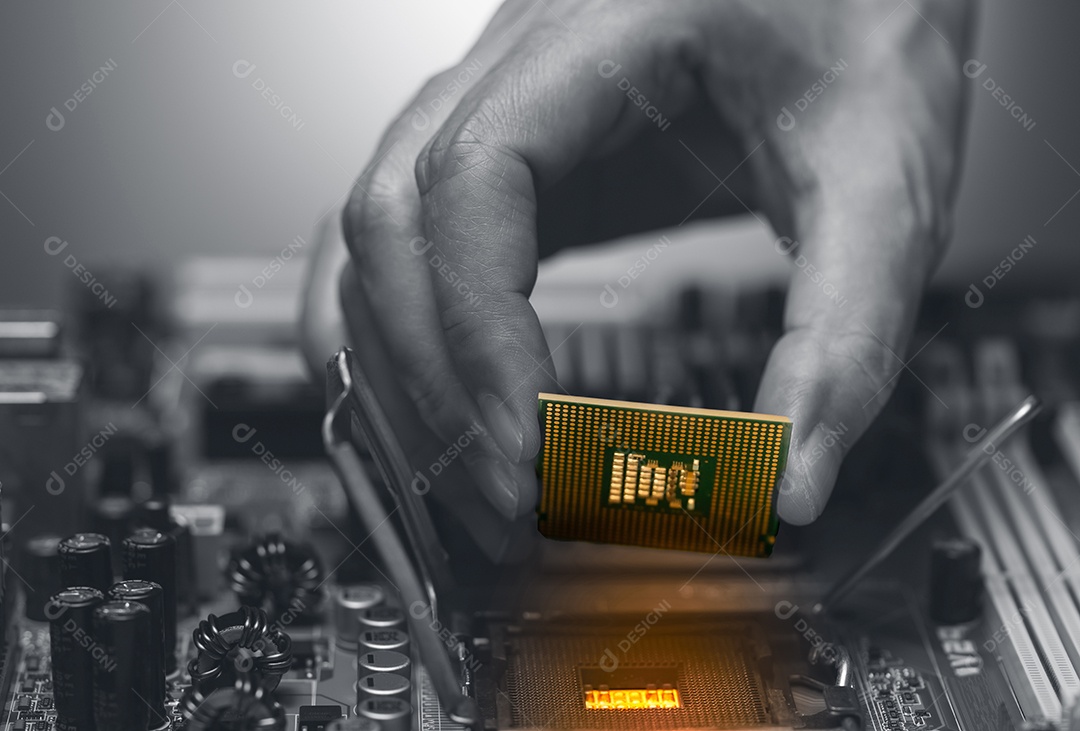 Mão de engenheiro eletrônico colocando chip de computador no soquete.