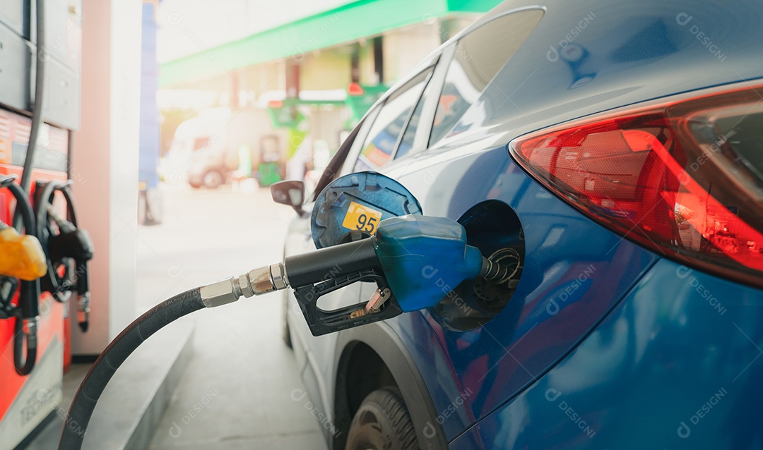 Carro abastecendo em posto de gasolina. Reabastecer com gasolina gasolina.