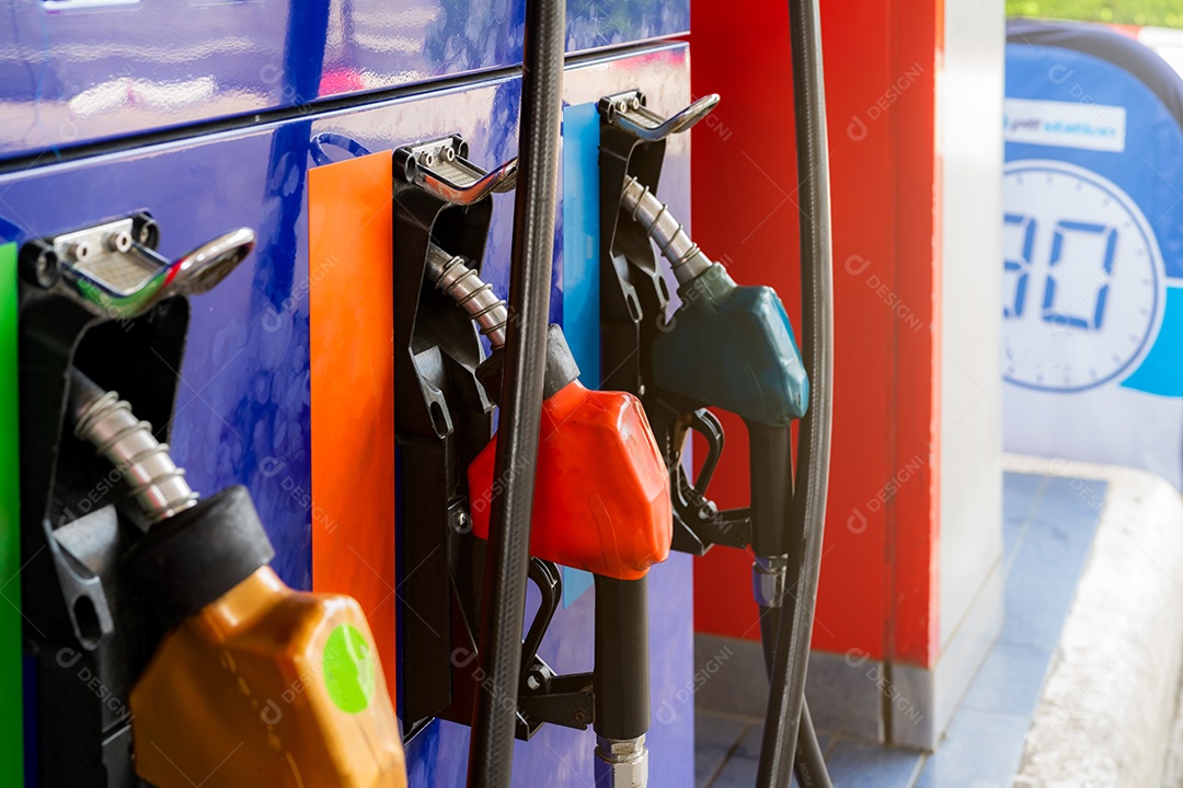 Bocal de combustível de enchimento da bomba de gasolina no posto de gasolina. Dispensador de combustível.