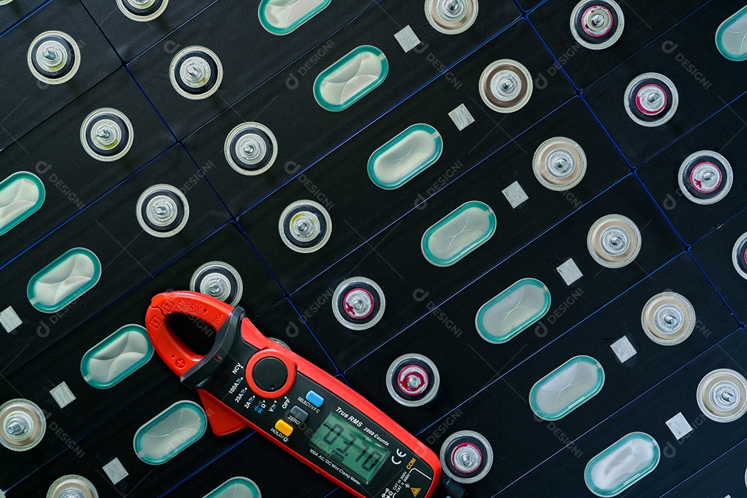 Bateria de lítio NMC para veículos elétricos com multímetro.