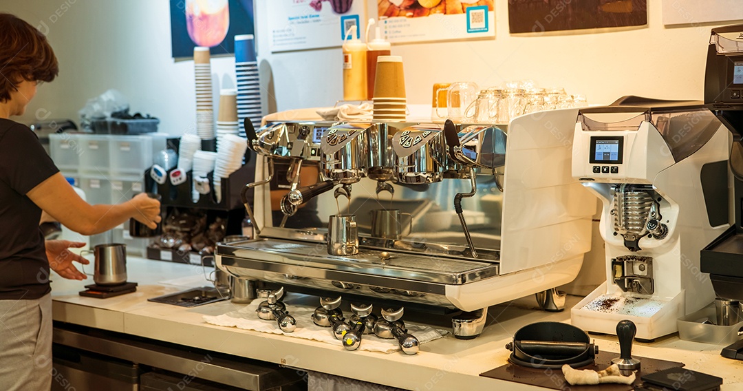 Barista trabalhando com máquina de café na cafeteria. Máquina de café