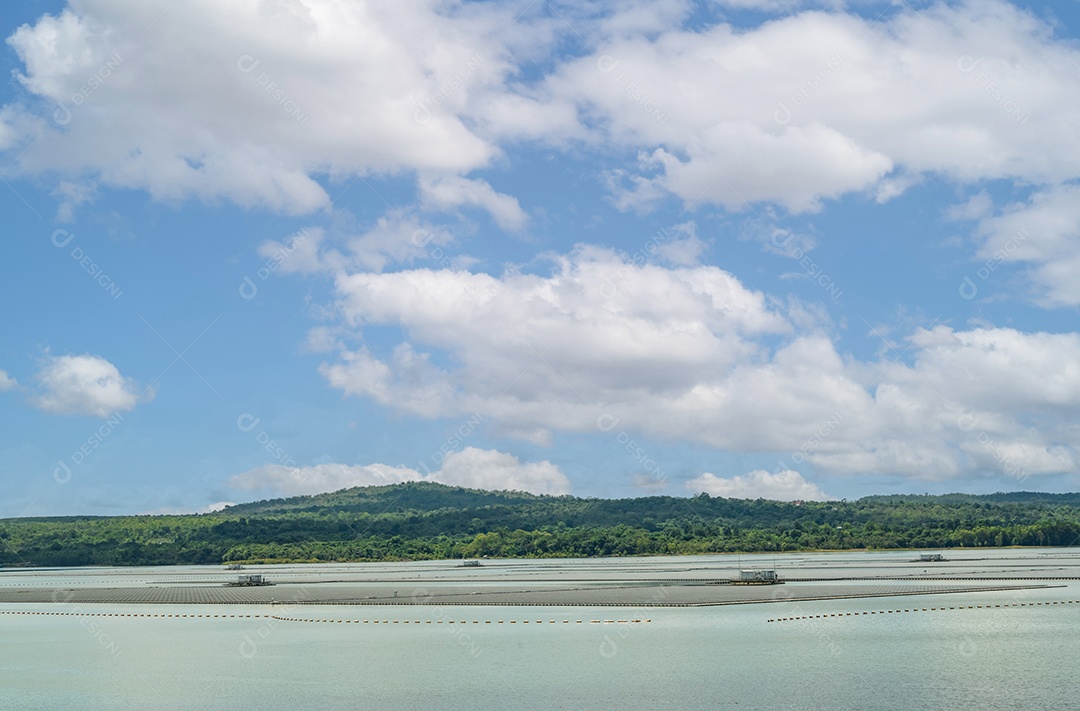 Fazenda solar flutuante ou fotovoltaica flutuante. Energia solar.