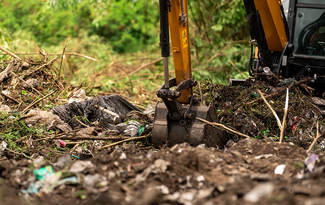 Solo de escavação de retroescavadeira no canteiro de obras. Caçamba de escavação de retroescavadeira