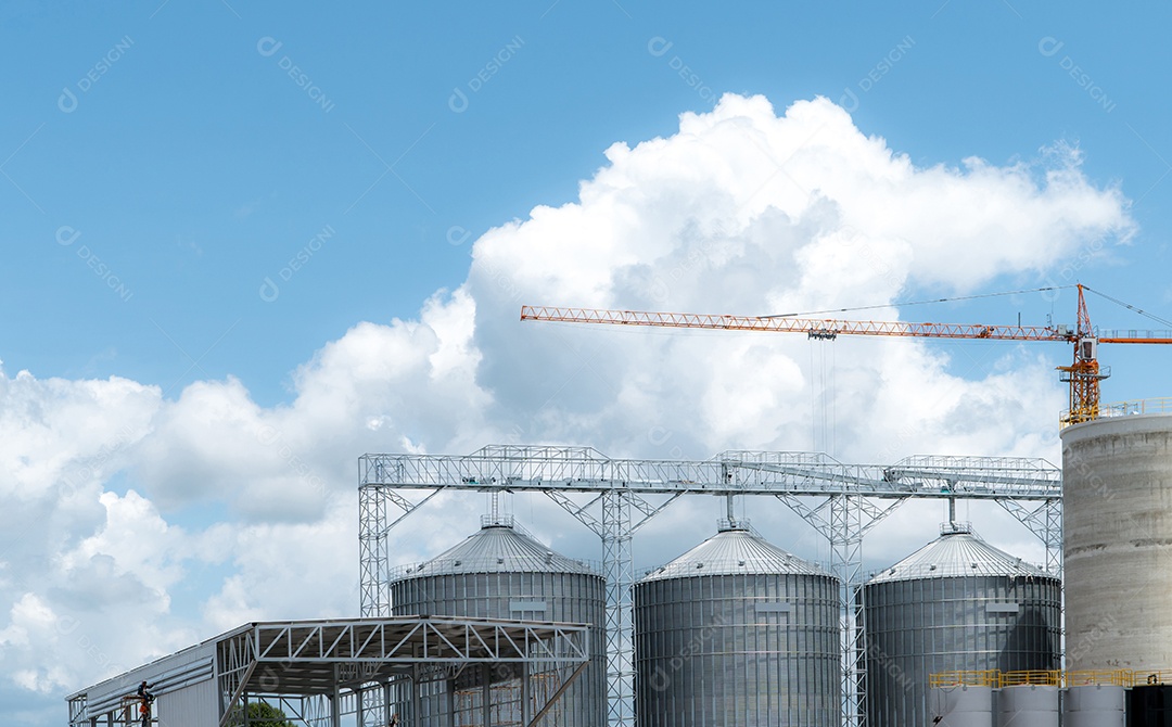 Canteiro de obras da fábrica de ração animal. Silo agrícola na alimentação