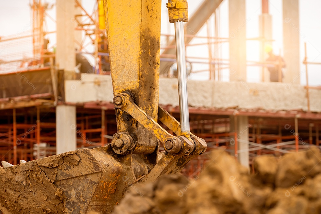 Balde de retroescavadeira. Digger estacionado no canteiro de obras. escavadeira