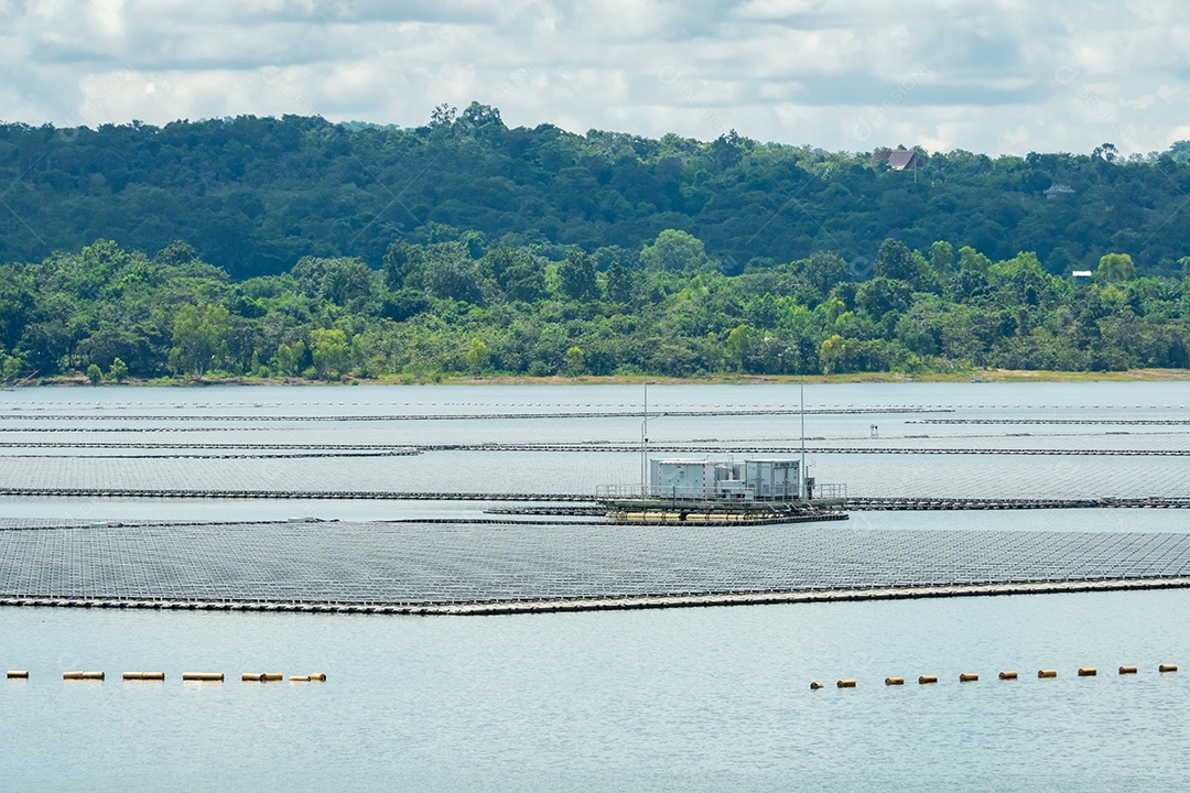 Fazenda solar flutuante ou fotovoltaica flutuante. Energia solar